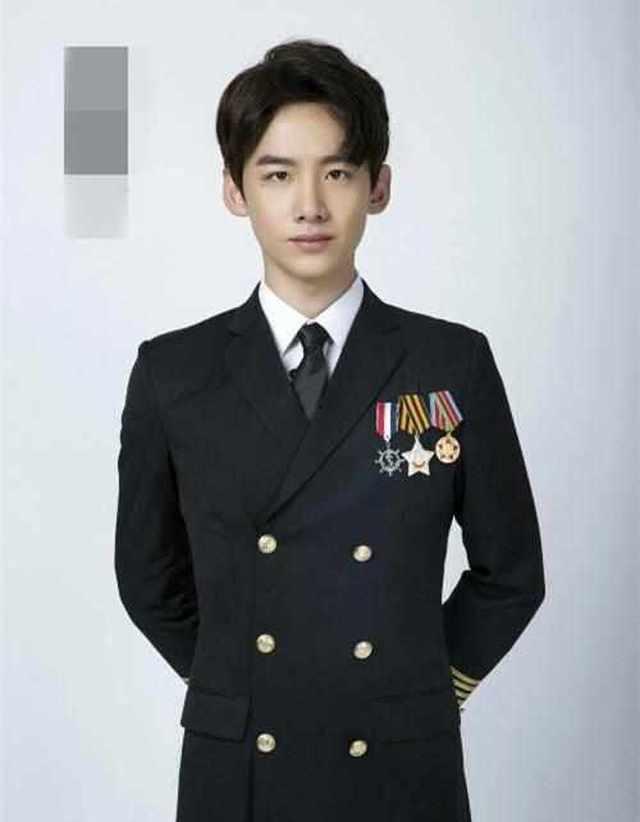 制服的男明星,那些穿制服的帅气男明星风采