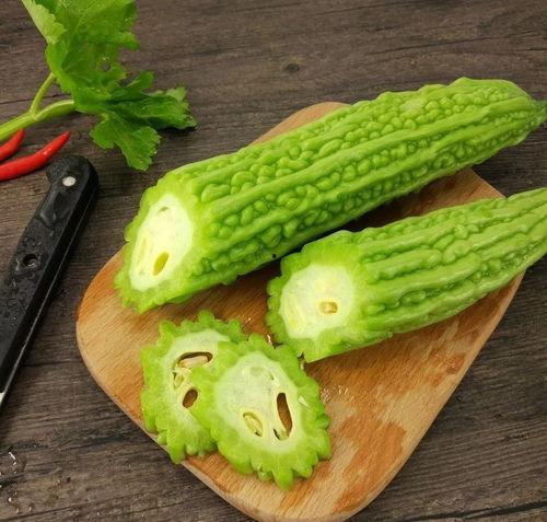 边吃瓜边吃东西,边吃瓜边享受美食的悠闲时光