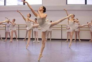 手势舞动作网红男女,舞动青春，共谱时代旋律